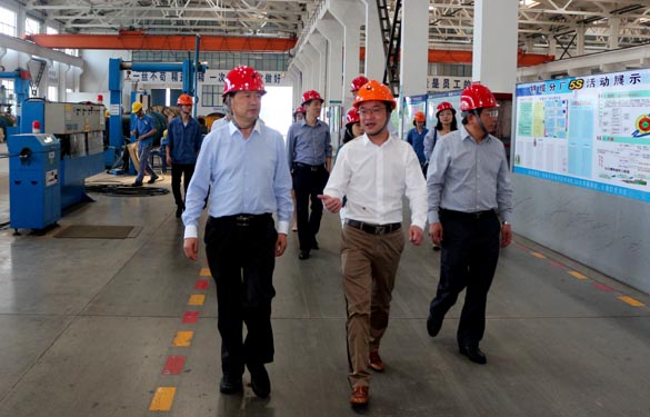 2016年5月6日，江蘇省法制辦主任于愛榮在集團總經理丁志鴻陪同下參觀生產現(xiàn)場